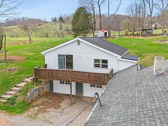 5th image of 592 Emmett Rd