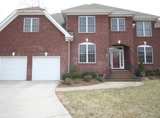 608 Hunts Pointe Dr, Virginia Beach, VA 23464