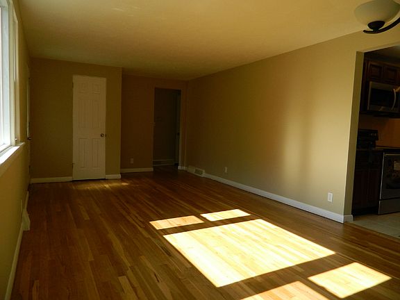 4th image of 812 Douglas Dr