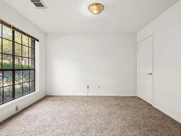 2415 Parkwood Ln — Photo 8
