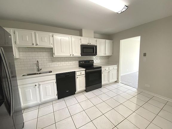 4th image of 831 Bluebird St