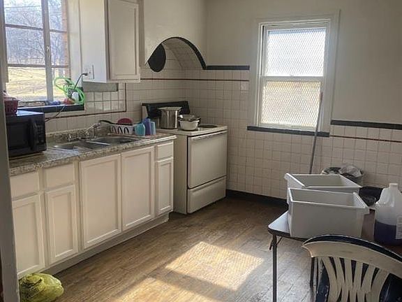 4th image of 6702 Myron Ave