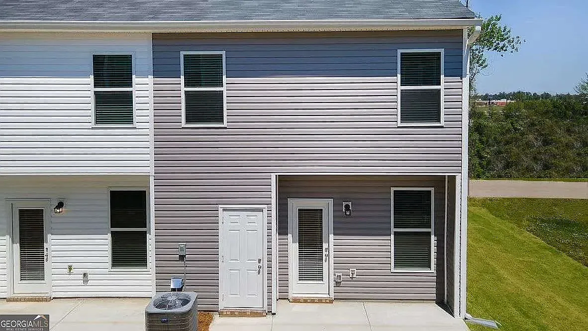 3 bed, 2.5 bath, 1611 sqft, $2,200 — Photo 1