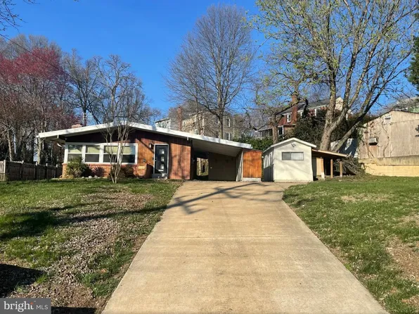 2904 Farmington Dr, Alexandria, VA 22303