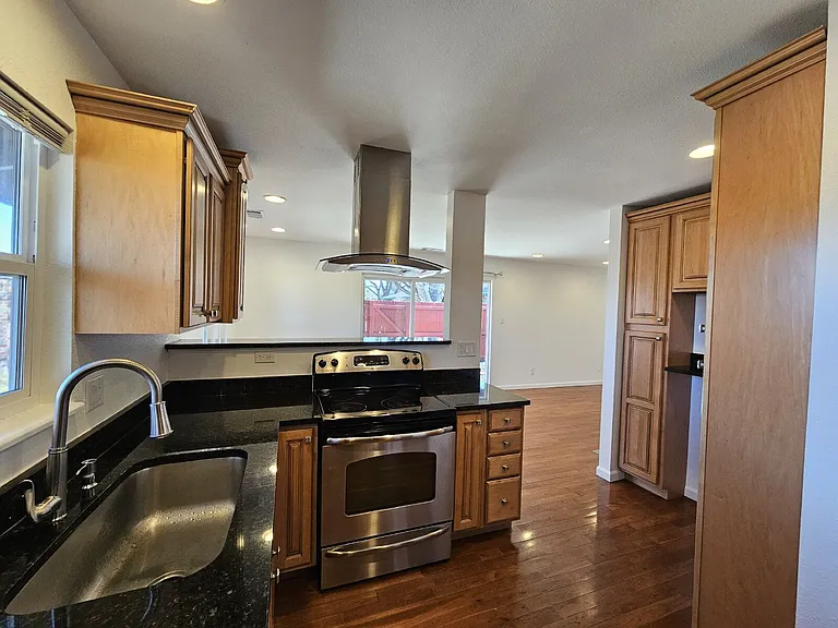 5926 S Willow Way — Photo 3