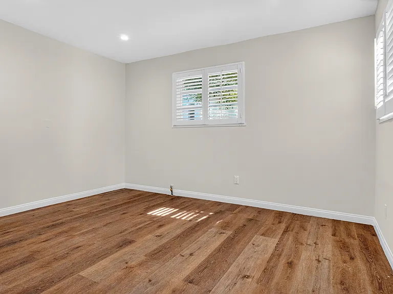 4711 Tyrone Ave — Photo 45