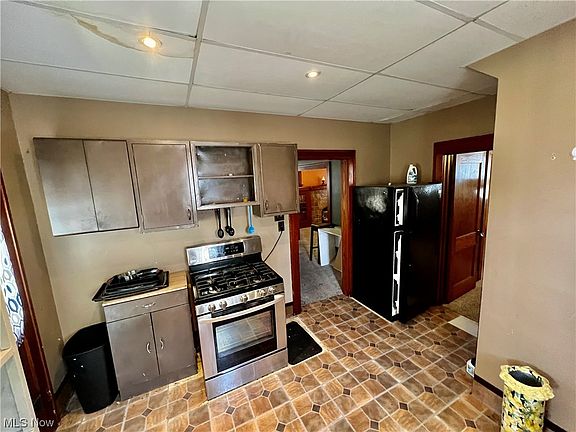 3rd image of 122 Market St