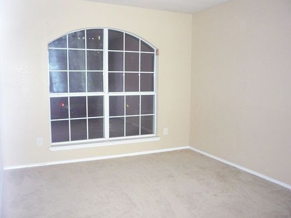 5th image of 1305 Flagstone Ln