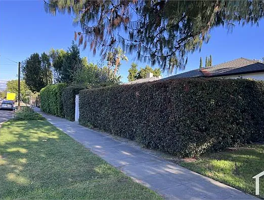 10652 Camarillo St — Photo 17