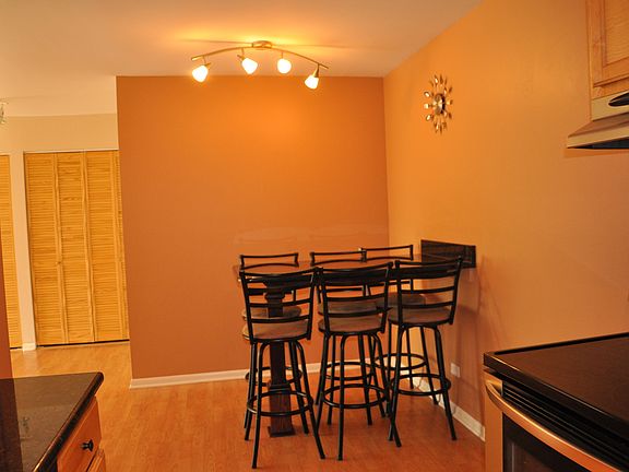 3rd image of 1925 E Oakton St APT 2E