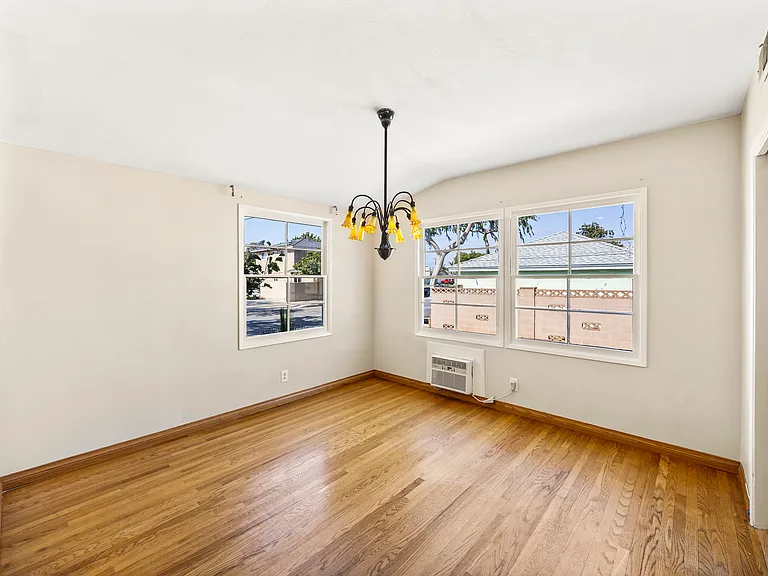 1237 W Oak Ave — Photo 6