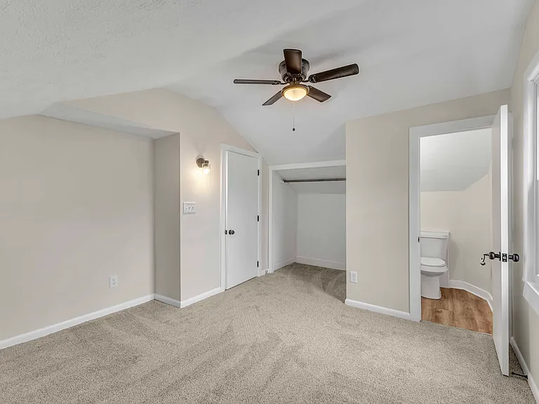 233 W North St — Photo 10