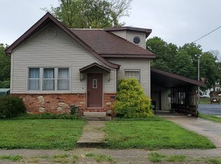 225 N Charles St, Carlinville, IL