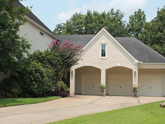 Over-sized detached 3-car garage & porte-cochÃ¨re.