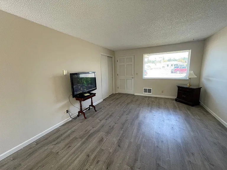 219 NE Kettle St — Photo 6