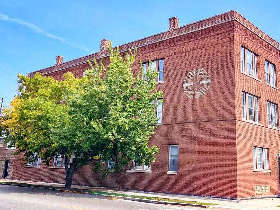 1956 W Fletcher St