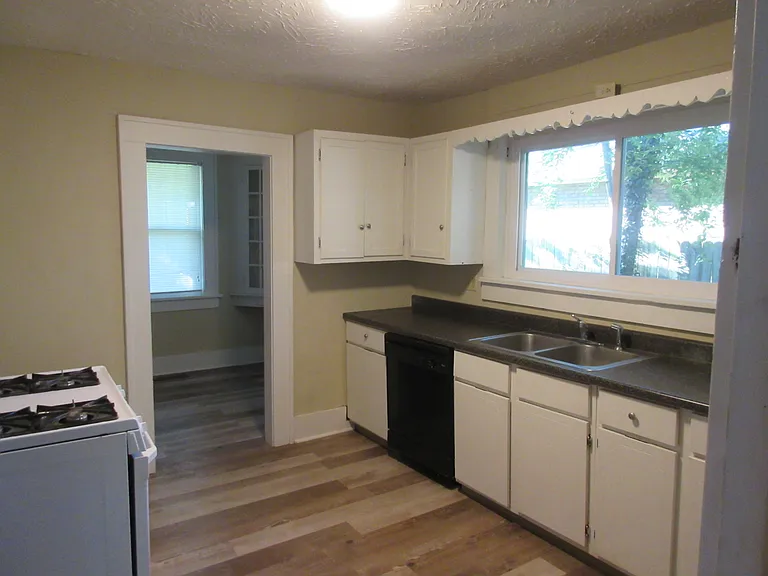 2336 E Cherry St — Photo 11