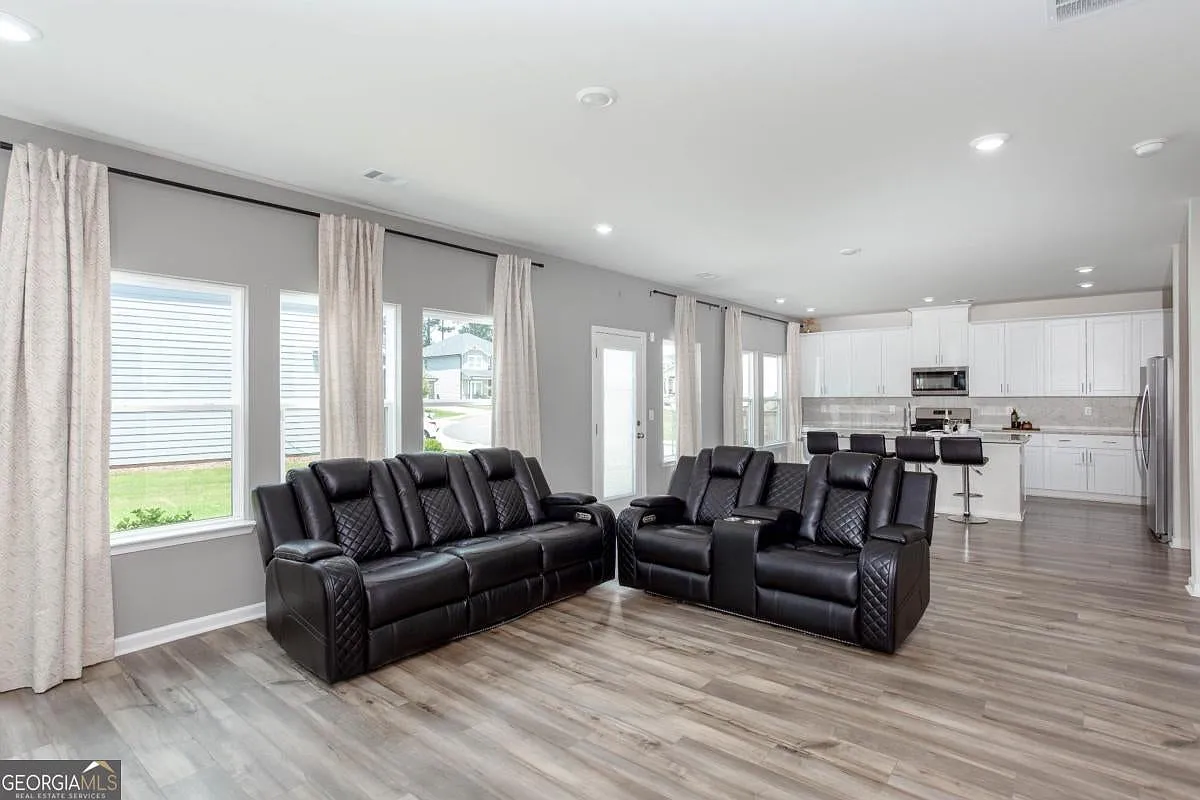 4 bed, 2.5 bath, $3,300 — Photo 4