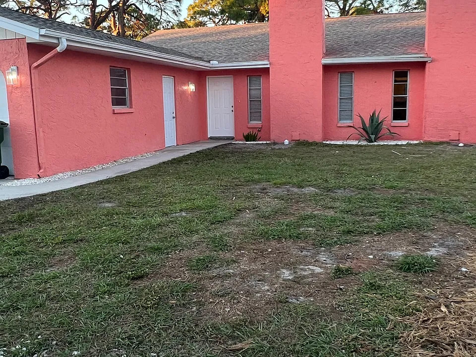 923 Royal Palm Dr