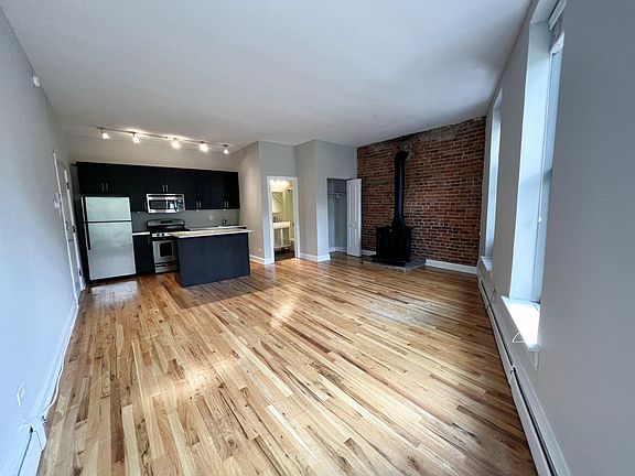 3rd image of 2215 N Clark St #203