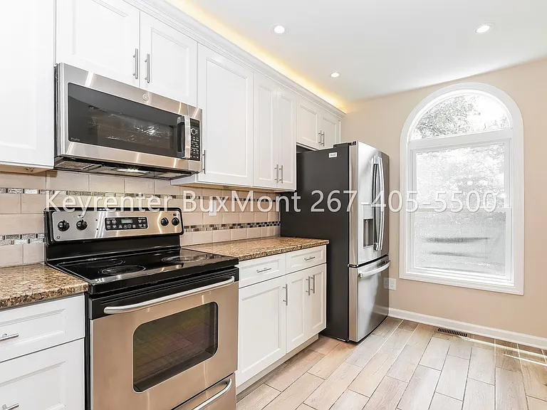 100 Victoria Dr — Photo 2