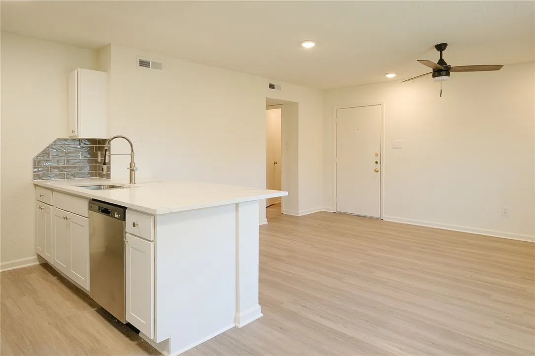 2 bed, 798 sqft, $1,095 — Photo 1