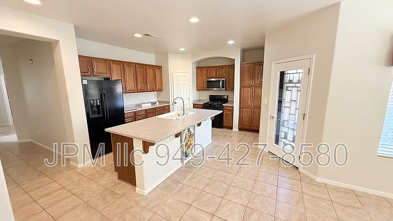 3 bed, 2.0 bath, 1942 sqft, $3,200 — Photo 2