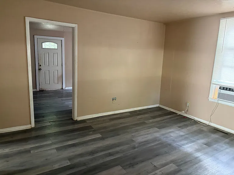 2126 N Main Ave — Photo 4