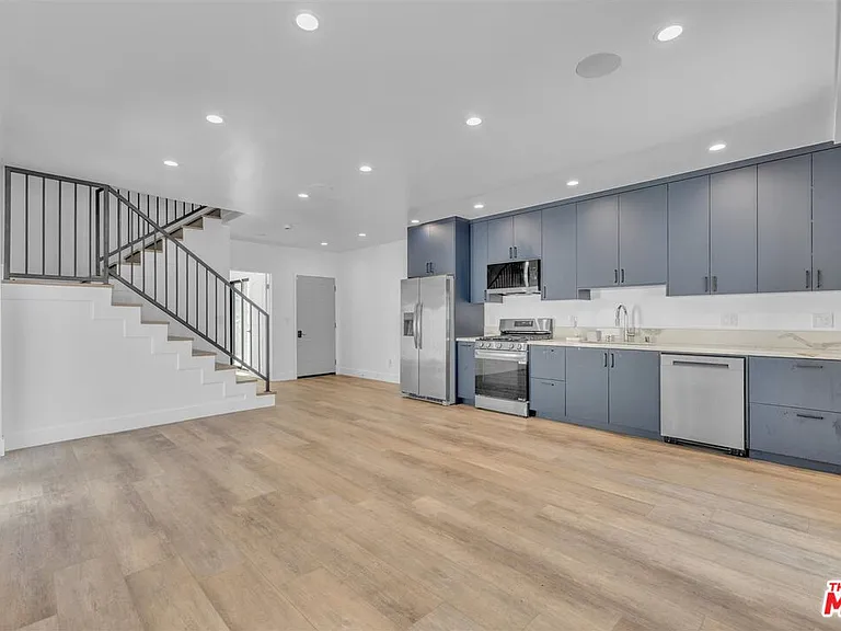 14121 Califa St — Photo 14