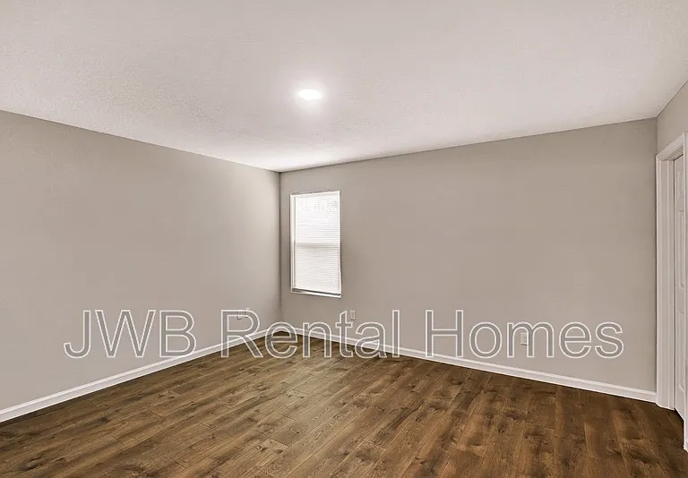 1159 W 21st St — Photo 9