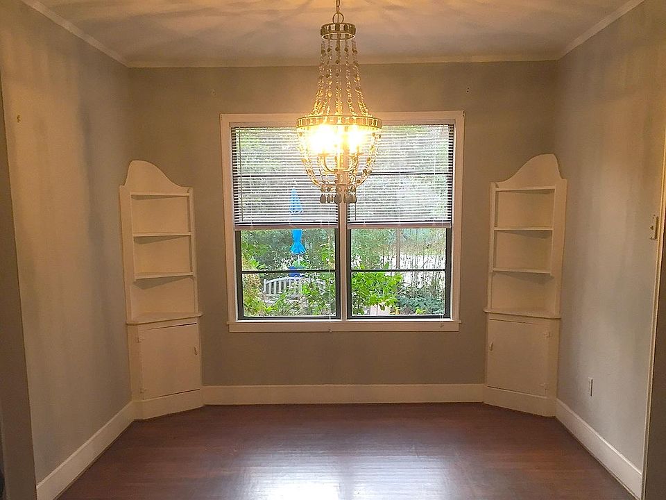 SEPARATE DINING ROOM
