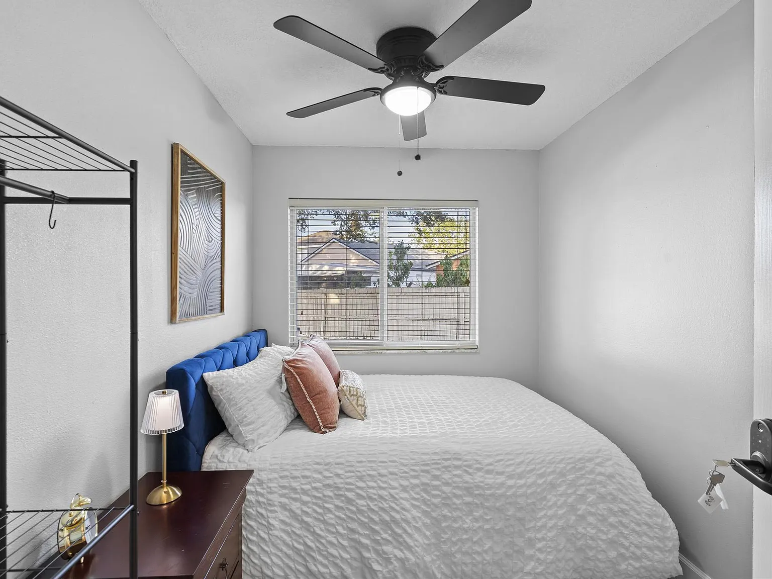 4 bed, 3.0 bath, 1716 sqft, $832 — Photo 3