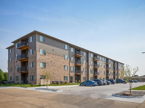 Deerfield Apartments & Chateaus