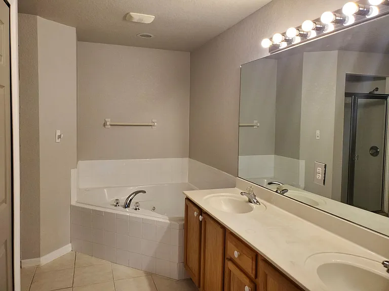 445 Reading St — Photo 8