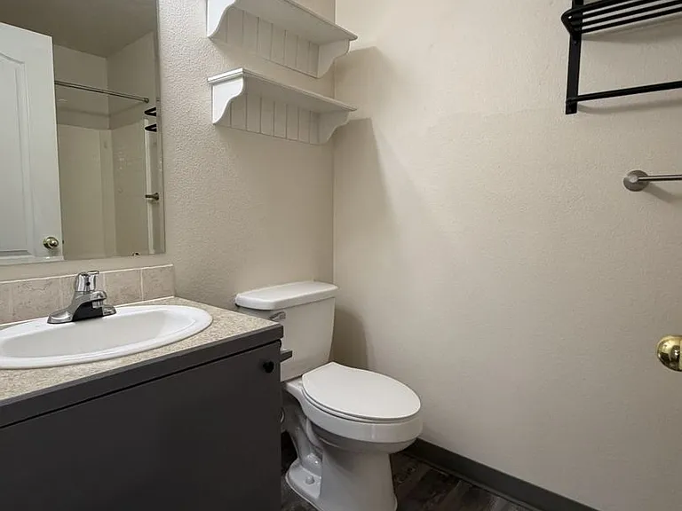 Midland 4-Plex 141 — Photo 21