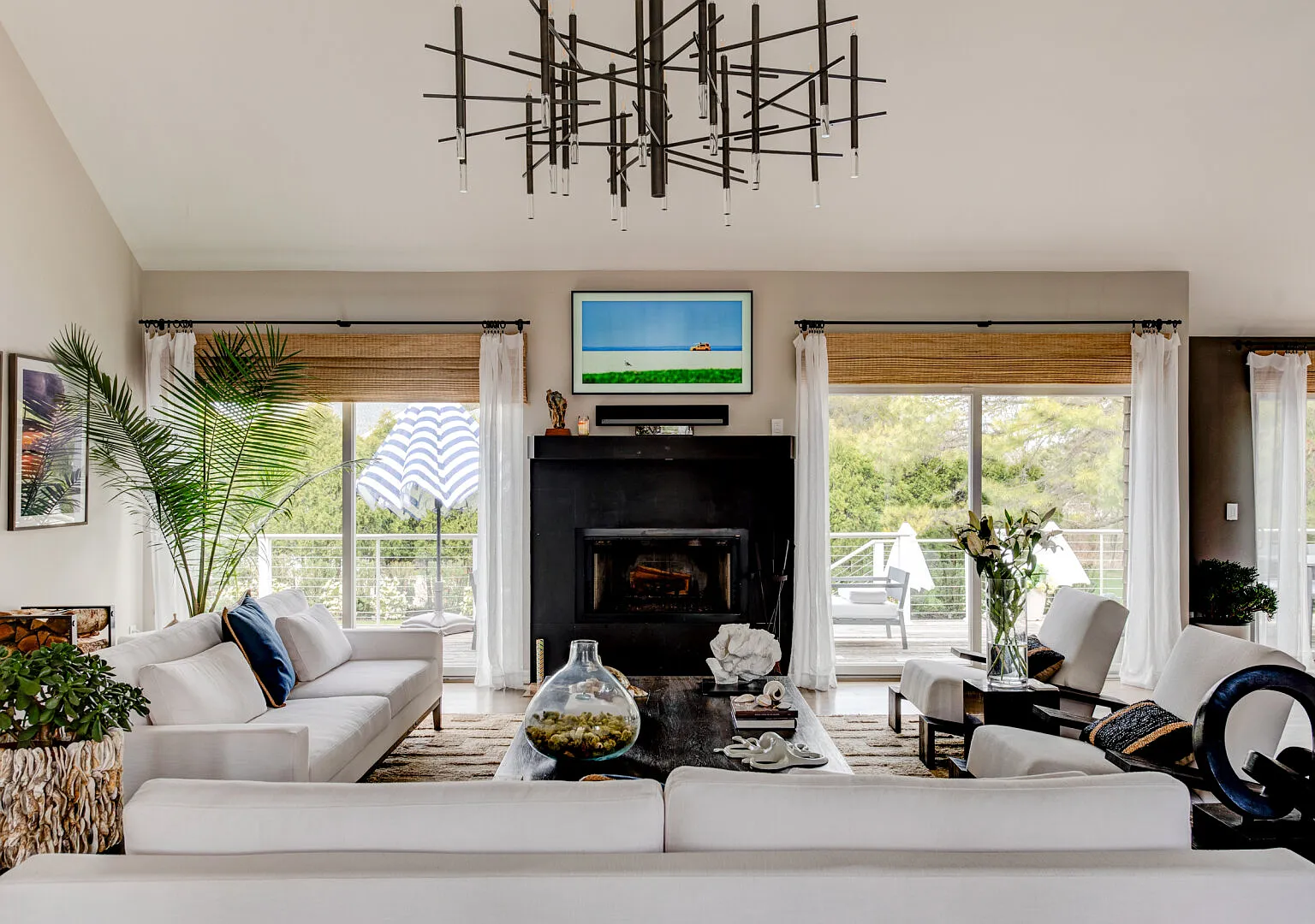 Newly Renovated, Modern home with pool — Photo 3