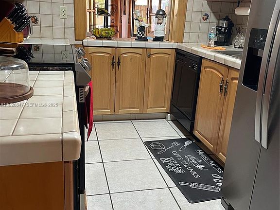 4th image of 4635 SW 95th Ave