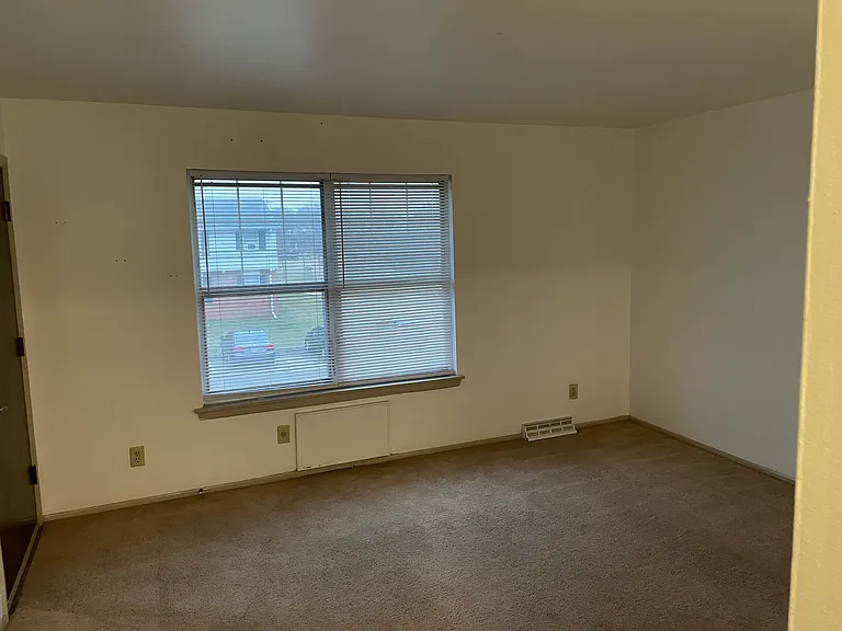 415 N Harmony Ln — Photo 2