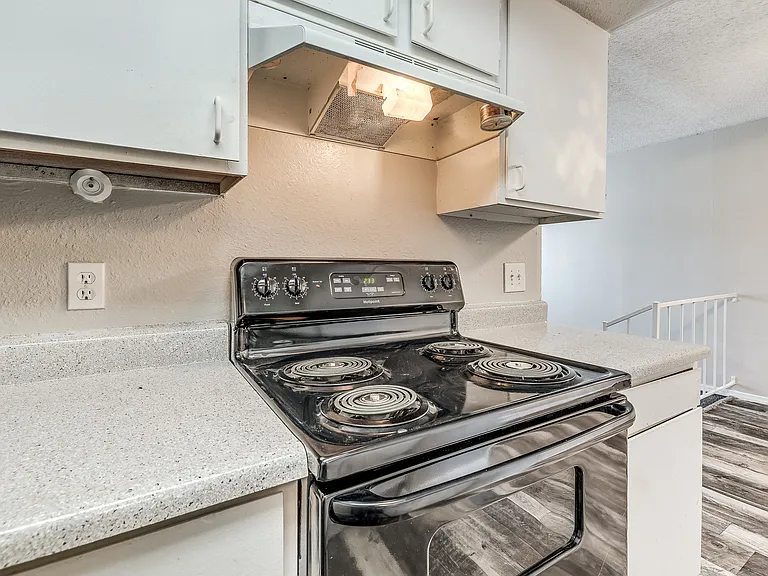 Fairfax Apartments — Photo 19