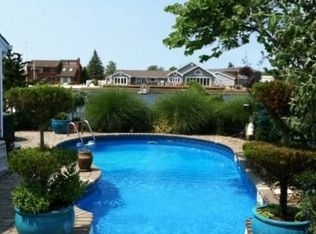 332 Lagoon Dr S, Copiague, NY 11726