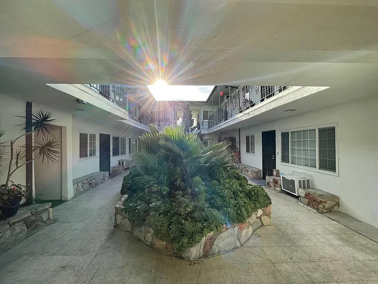 829 N San Vicente Blvd #9 — Photo 12