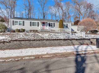 81 Oakside Rd, Smithtown, NY 11787