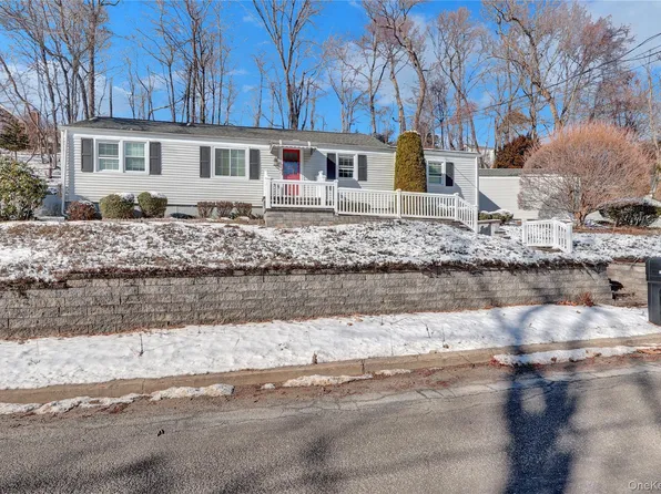 81 Oakside Road, Smithtown, NY 11787