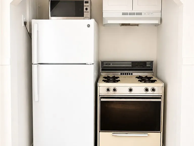 700 E State St — Photo 3