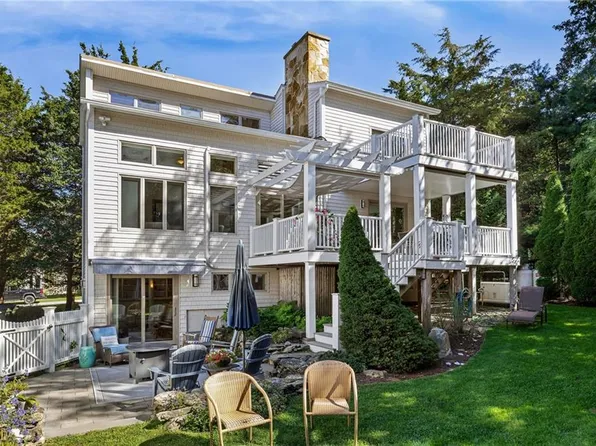 80 Westwind Dr, Jamestown, RI 02835