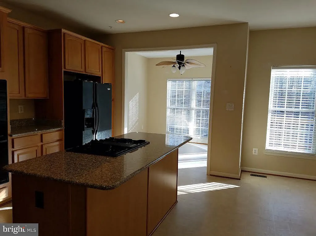 3 bed, 3.5 bath, 2299 sqft, $3,000 — Photo 4