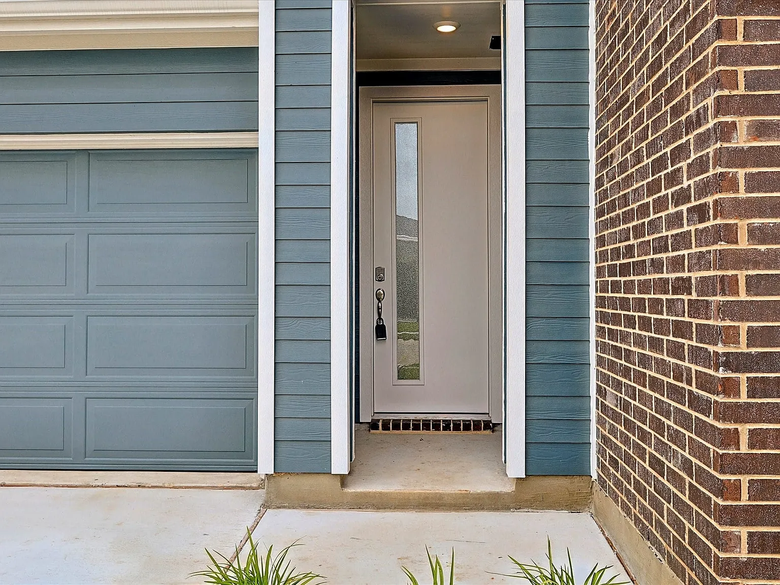 4 bed, 2.0 bath, 1711 sqft, $2,450 — Photo 2