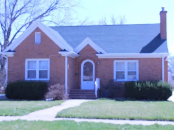 606 E 3rd St, Hastings, NE 68901