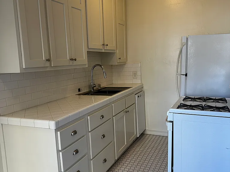 314 N Curson Ave #104 — Photo 6