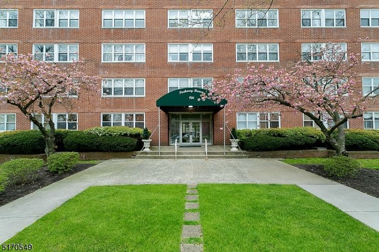 2nd image of 926 Bloomfield Ave APT 2D